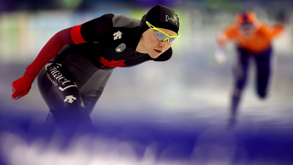 Une patineuse de vitesse en action
