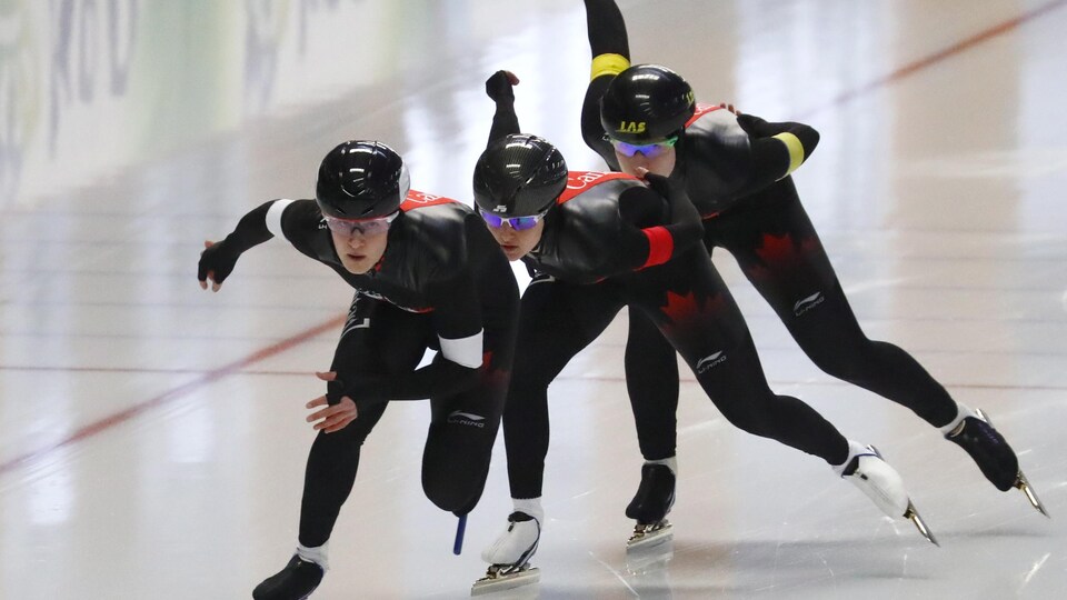 Les patineuses canadiennes en action au relais des mondiaux sur distance individuelle, en Allemagne