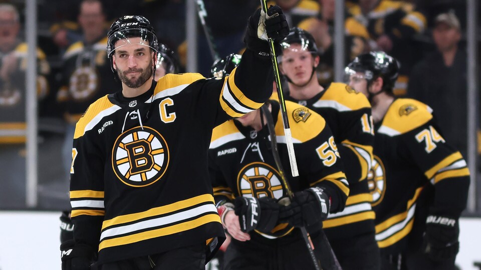 Un joueur de hockey salue la foule.