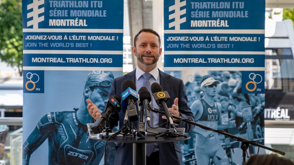 Patrice Brunet s'adresse aux médias.