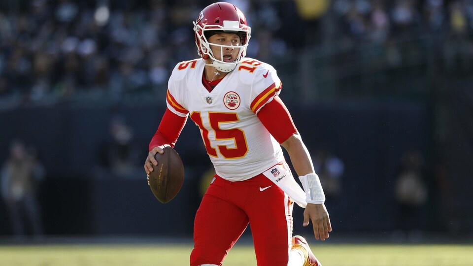 Le quart des Chiefs de Kansas City Patrick Mahomes