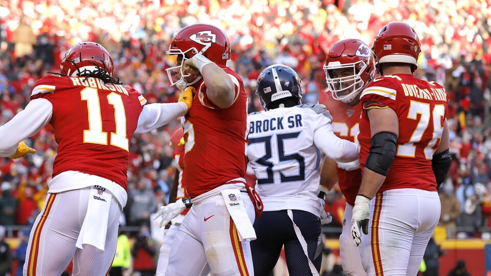 Patrick Mahomes célèbre un touché des Chiefs avec ses coéquipiers, dont Laurent Duvernay-Tardif (#76, à droite) contre les Titans en finale de l'Américaine, à Kansas City.