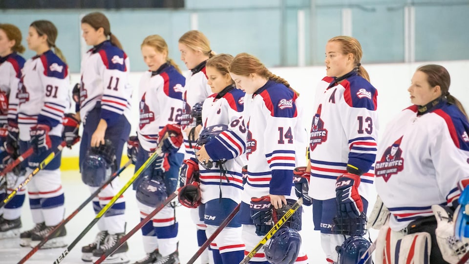 Des joueuses de hockey debout sur la glace