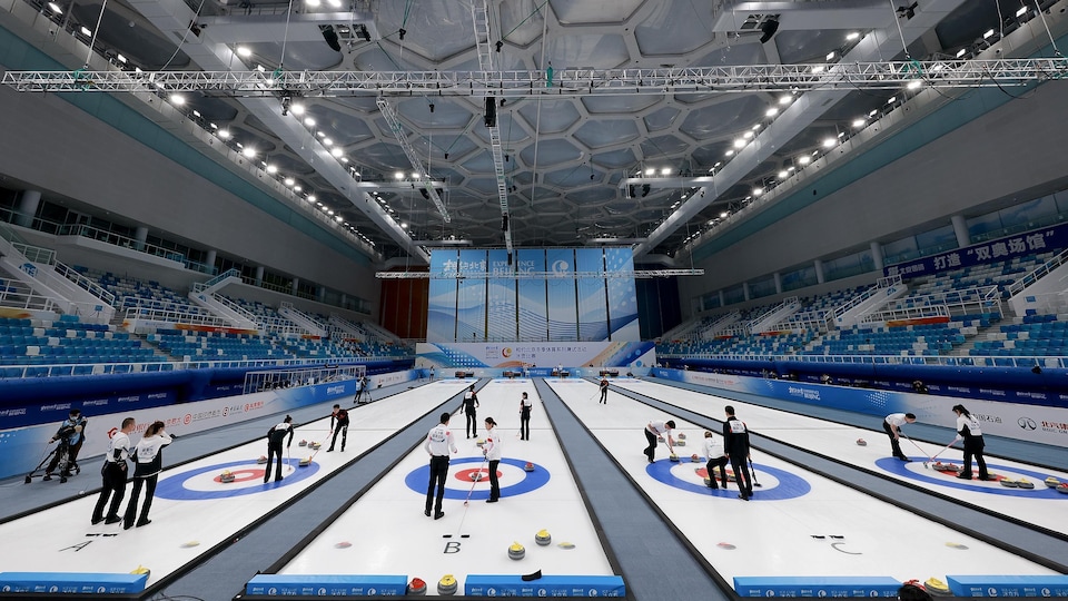 Plan large d'un aréna qui compte quatre glaces de curling.