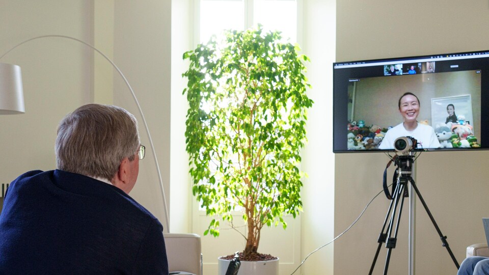 Un homme est en discussion par vidéoconférence avec une femme.
