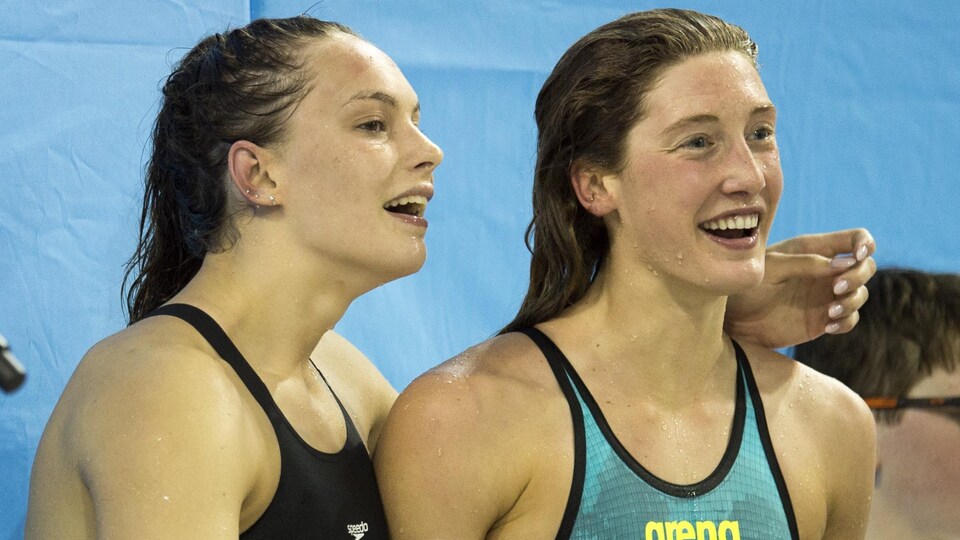 Elles sourient à l'extérieur de la piscine aux essais nationaux à Toronto en avril 2019.