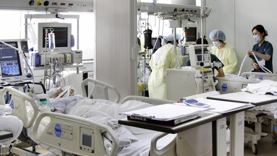 Des infirmières soignent une personne malade.