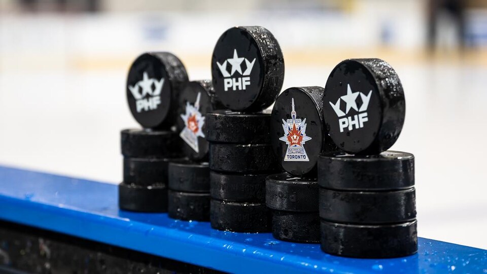 Des rondelles frappées du logo de la PHF.