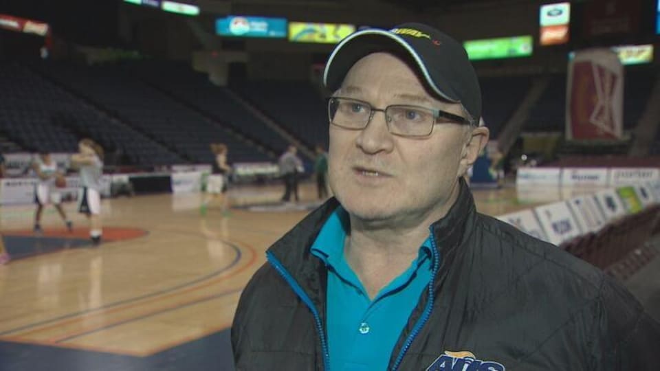 Phil Currie en entrevue sur un terrain de basketball.