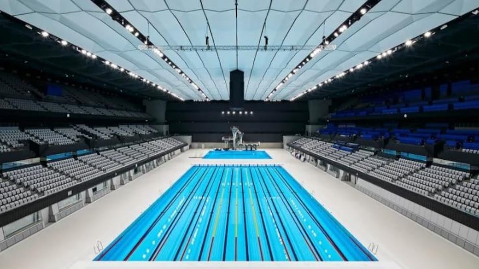 Plan large d'une piscine olympique vide