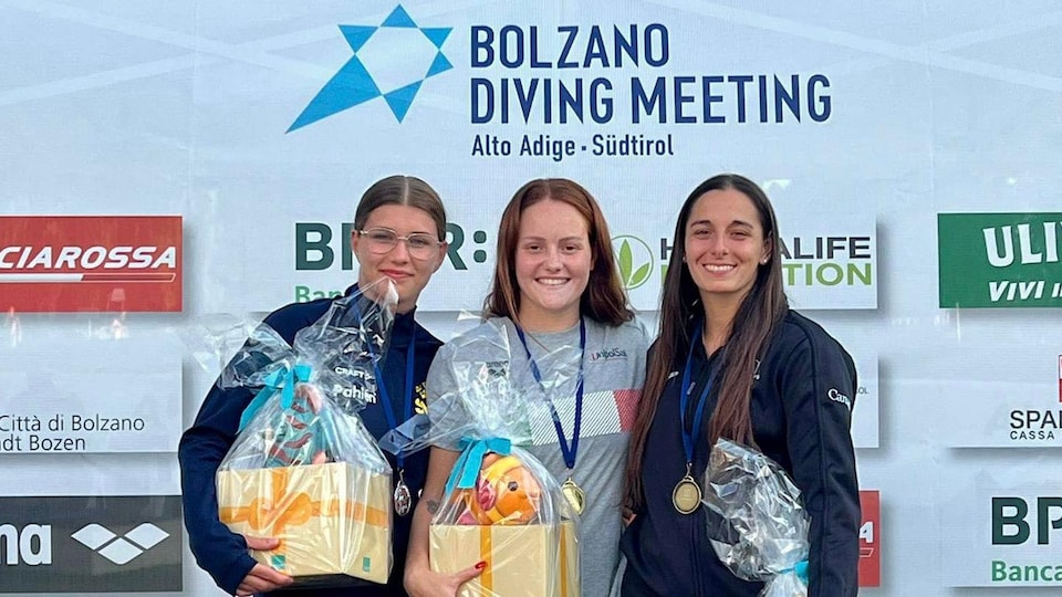 Les trois femmes sur un podium