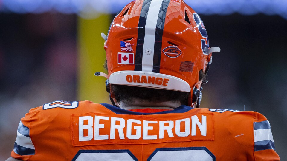 Un joueur de dos. On peut lire Bergeron à l'arrière de son chandail.