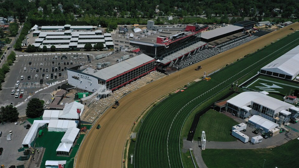 Un point de vue aérien des gradins principaux devant le fil d'arrivée du Pimlico Race Course.