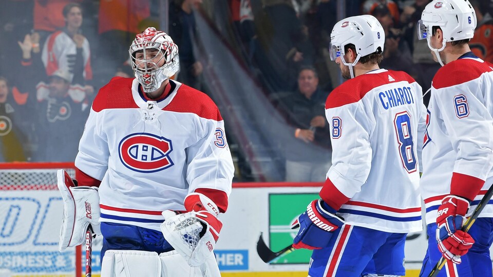 Deux joueurs vont voir leur gardien.