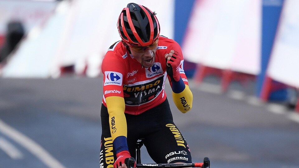 Il serre le poing gauche après sa victoire à la Vuelta.
