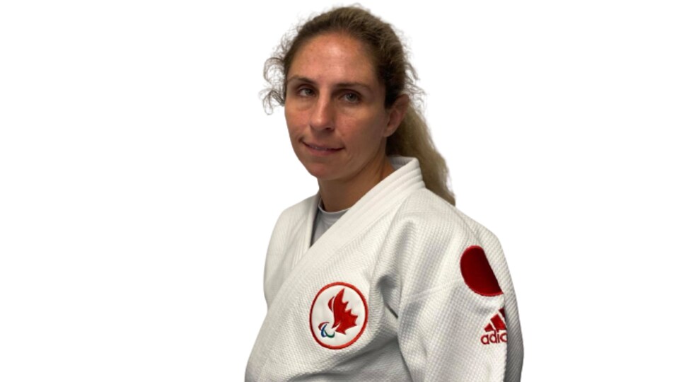 Priscilla Gagné pose pour la photo en judogi.
