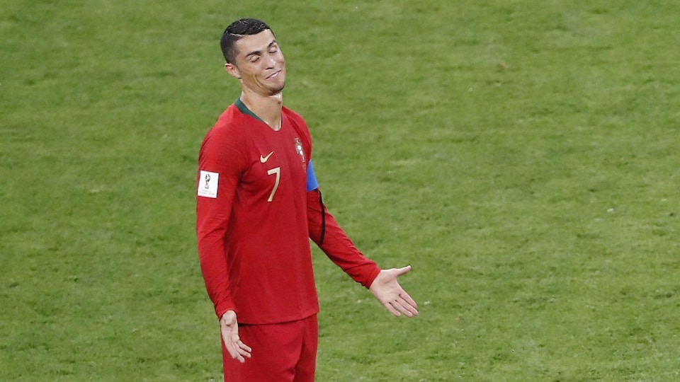 Il fait la moue sur le terrain.