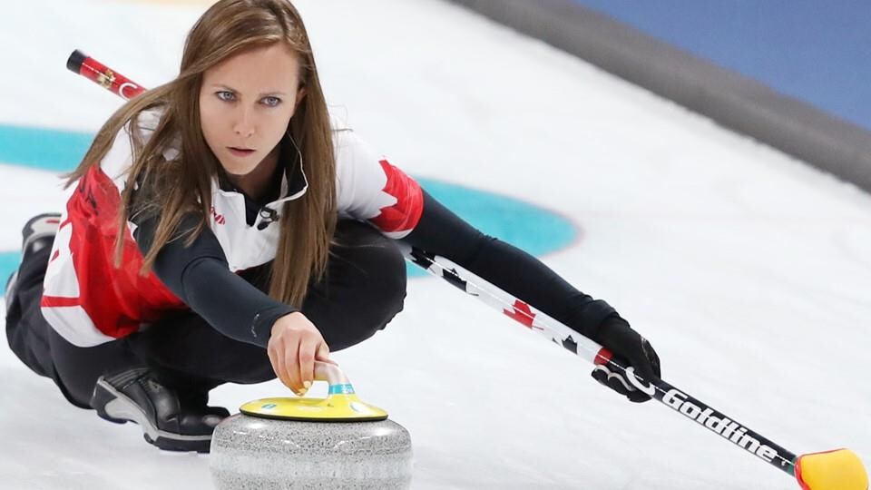 Rachel Homan prépare son lancer contre les athlètes olympiques de la Russie.