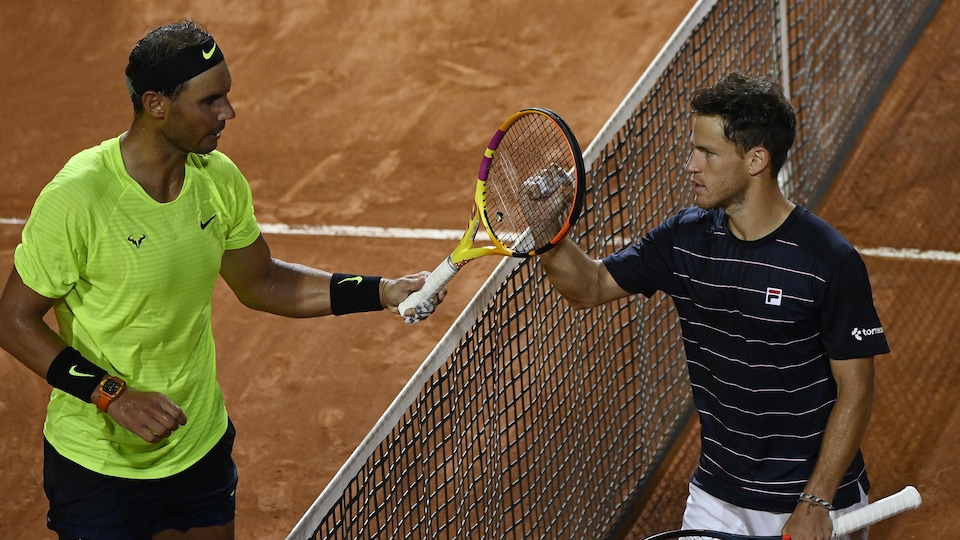 Rafael Nadal et Diego Schwartzman se félicitent après leur match de quarts de finale à Rome.