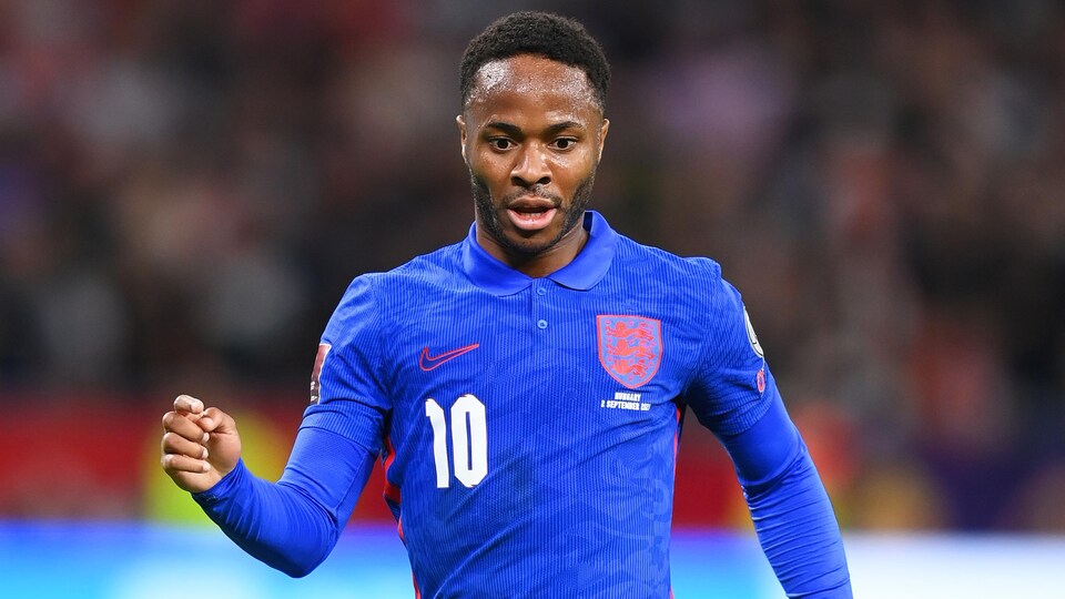 Le joueur de soccer a le ballon au pied.