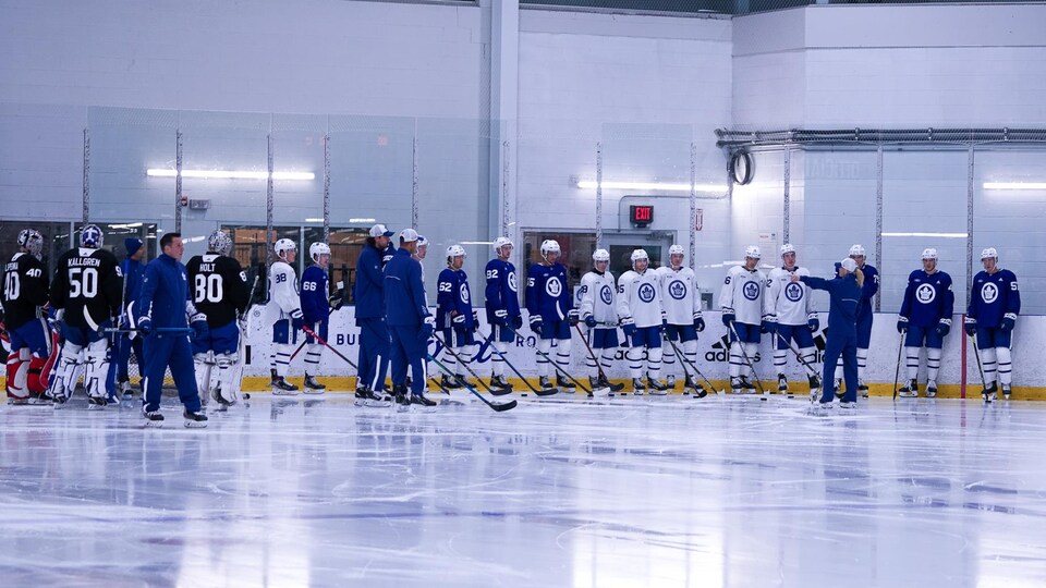 Randi Milani, une instructrice de patinage, dirige un exercice avec les espoirs des Maple Leafs.