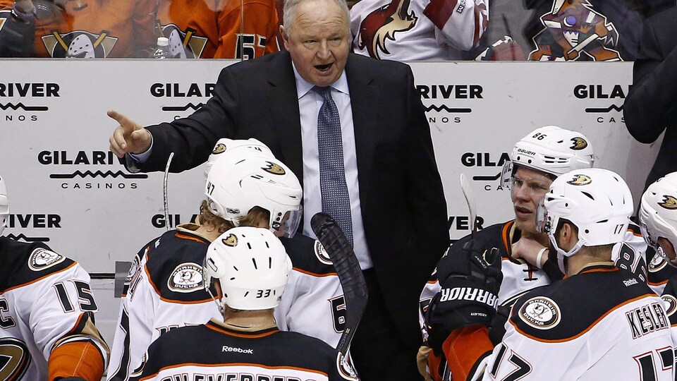 Randy Carlyle derrière le banc des Ducks