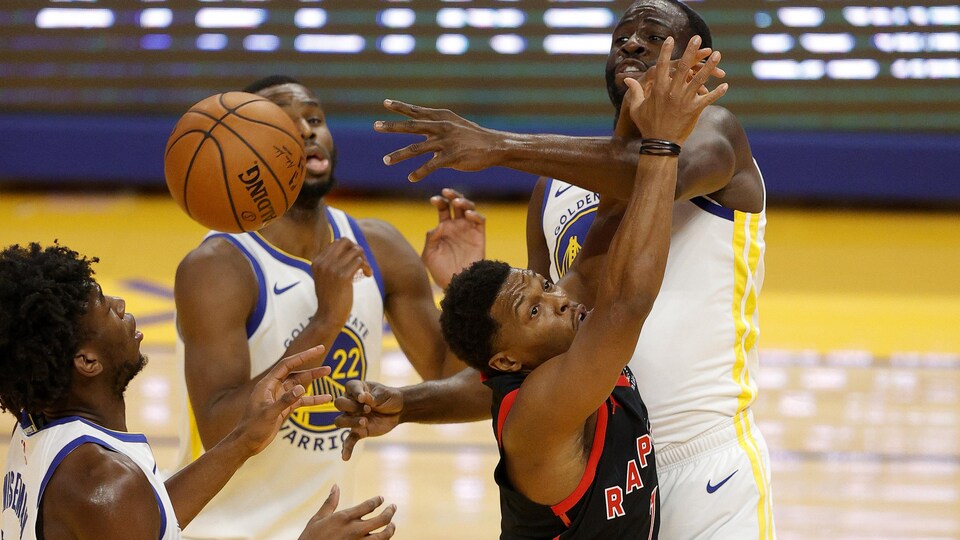 Des joueurs de basketball