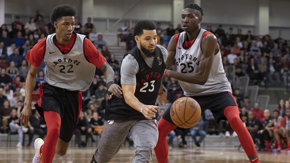 Fred VanVleet tente de se défaire de deux de ses coéquipiers lors d'un match simulé à Québec.
