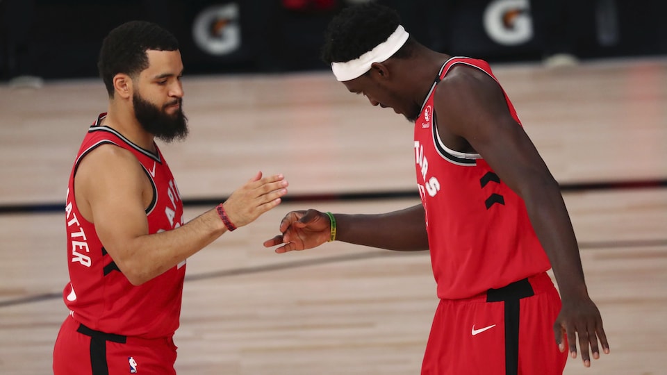 Fred VanVleet et Pascal Siakam des Raptors se donnent la main en guise de célébration après un match.