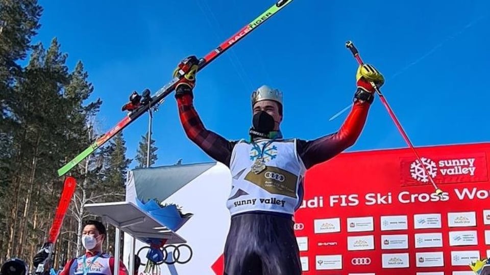 Le skieur est sur le podium.