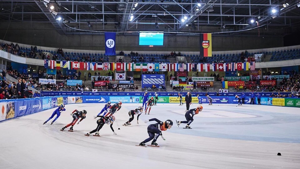 Des patineuses de vitesse en pleine action