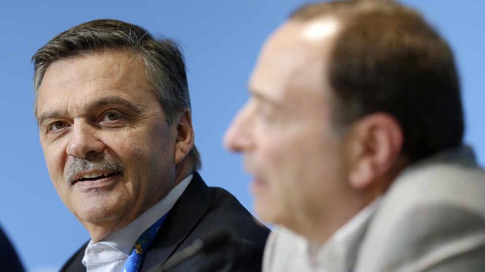 Deux hommes en complet en conférence de presse