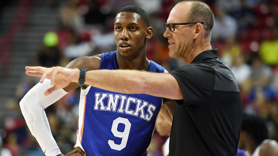 Le numéro 9 des Knicks reçoit les instructions de son entraîneur.