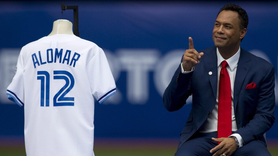 Roberto Alomar lors de la cérémonie du retrait de son chandail en 2011.