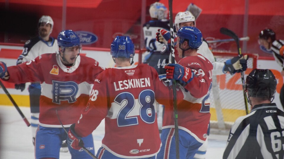 Des joueurs de hockey heureux
