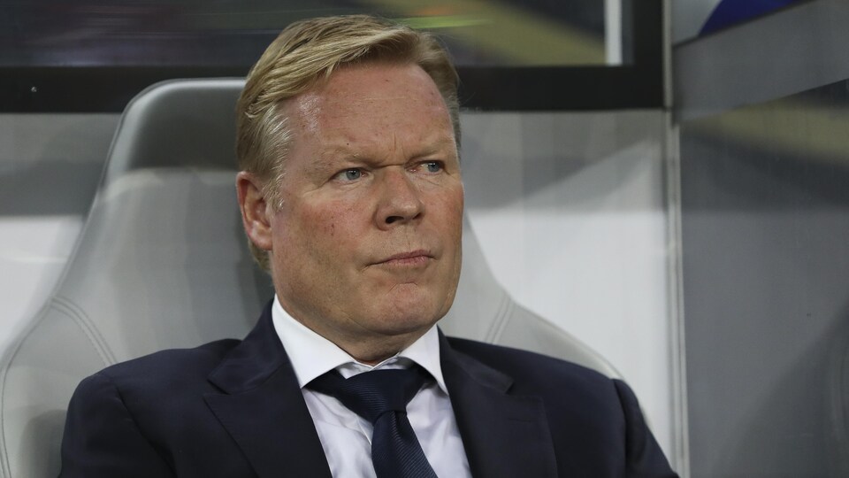 Le sélectionneur des Pays, Ronald Koeman, regarde le match de qualification pour l'EURO 2020 contre l'Allemagne, le 6 septembre 2019.