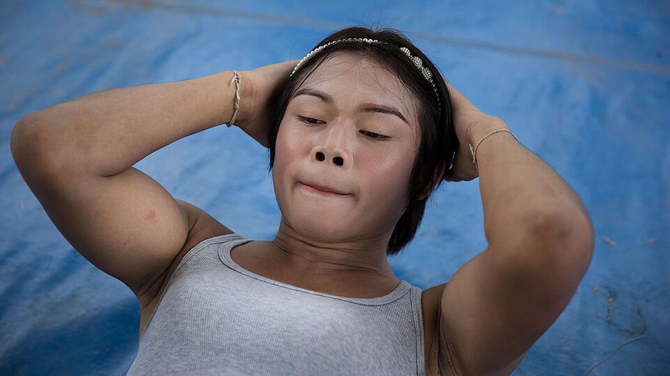 Rose Pholjaroen, une athlète thailandaise transgenre, s'entraîne.