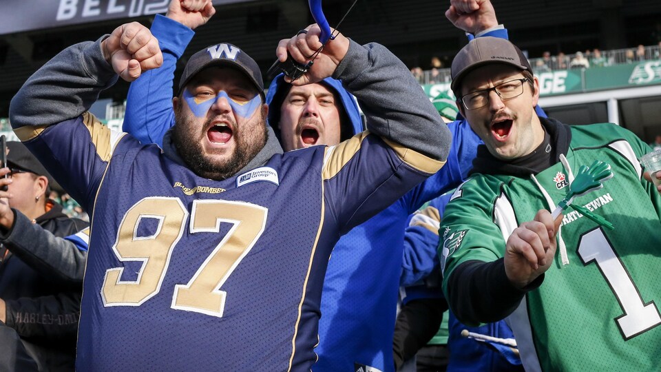 Des partisans des Roughriders et des Blue Bombers manifestent leur enthousiasme dans les gradins. (archives)
