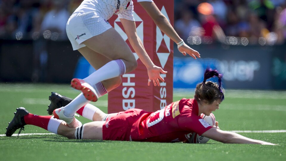 Une joueuse de rugby de l'équipe canadienne effectue un essai contre l'Angleterre à la Série mondiale de Langford.