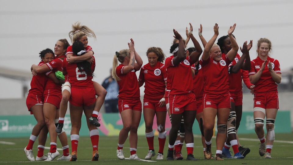 Une dizaine de joueuses applaudissent et se prennent dans leurs bras.
