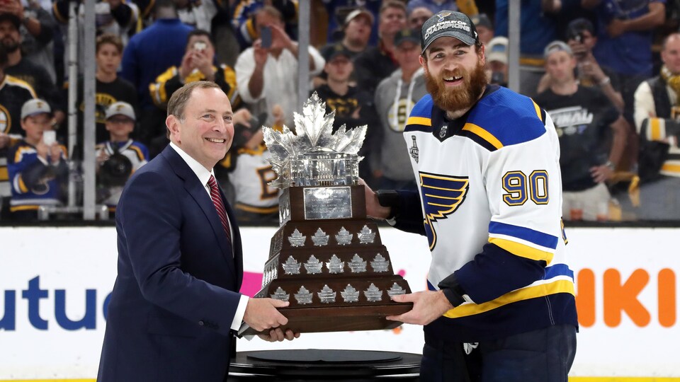 Il lui remet le trophée Conn-Smythe.