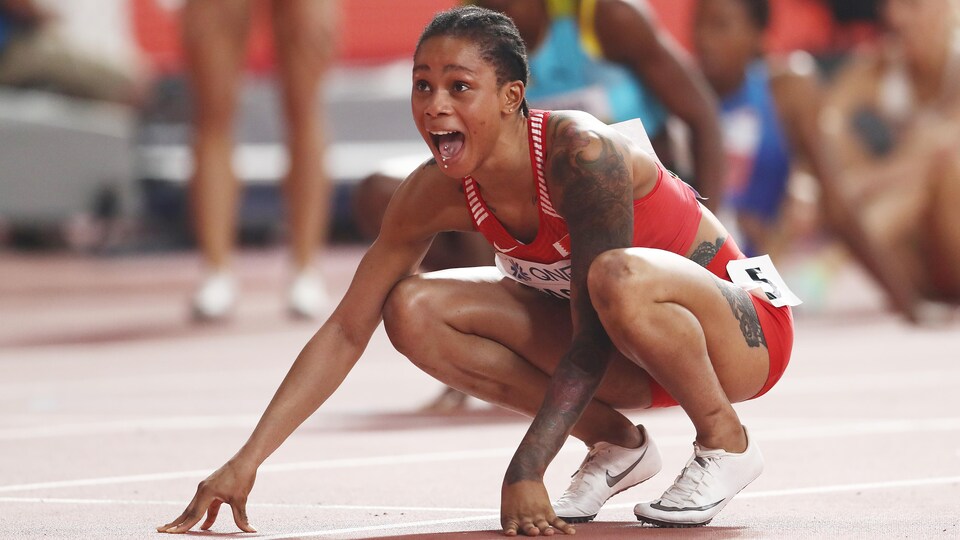 Agenouillée, les mains au sol, Salwa Eid Naser est très surprise à l'arrivée du 400 m des championnats du monde de 2019 à Doha.