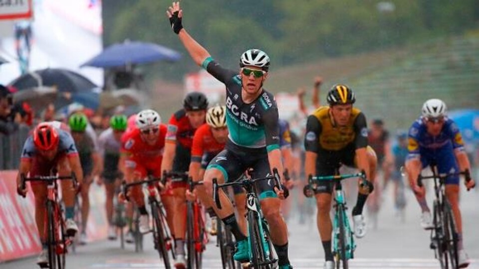 Sam Bennett devance le peloton pour gagner la 12e étape du Tour d'Italie