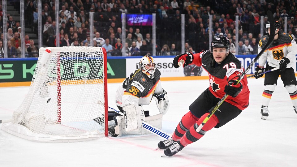 L'attaquant du Canada Samuel Blais s'apprête à célébrer un but qu'il vient de marquer.