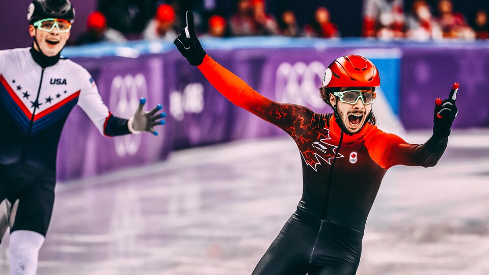 Samuel Girard réalise qu'il vient de remporter la médaille d'or au 1000 m des Jeux olympiques de Pyeongchang, devant l'Américain John-Henry Krueger.