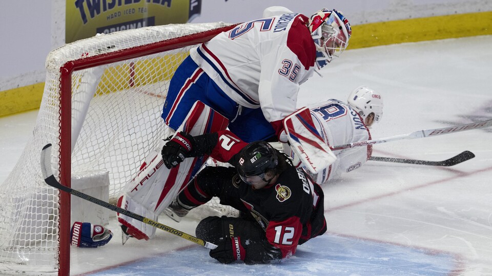 Deux joueurs de hockey entrent en collision.