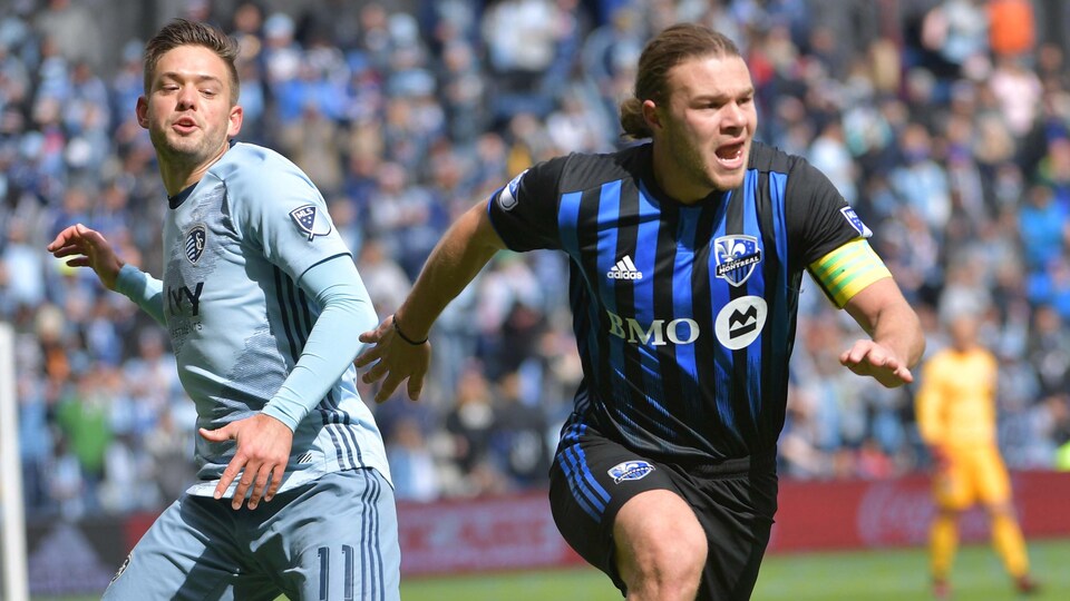 Deux joueurs se disputent le ballon.