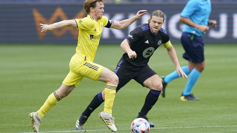Le joueur du CF Montréal tente de contenir un adversaire.