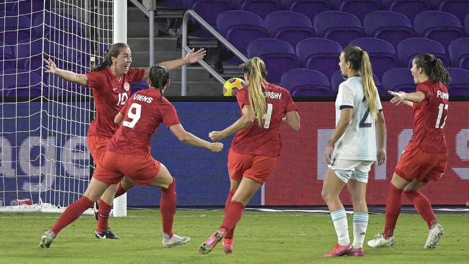 Des joueuses de soccer crient.