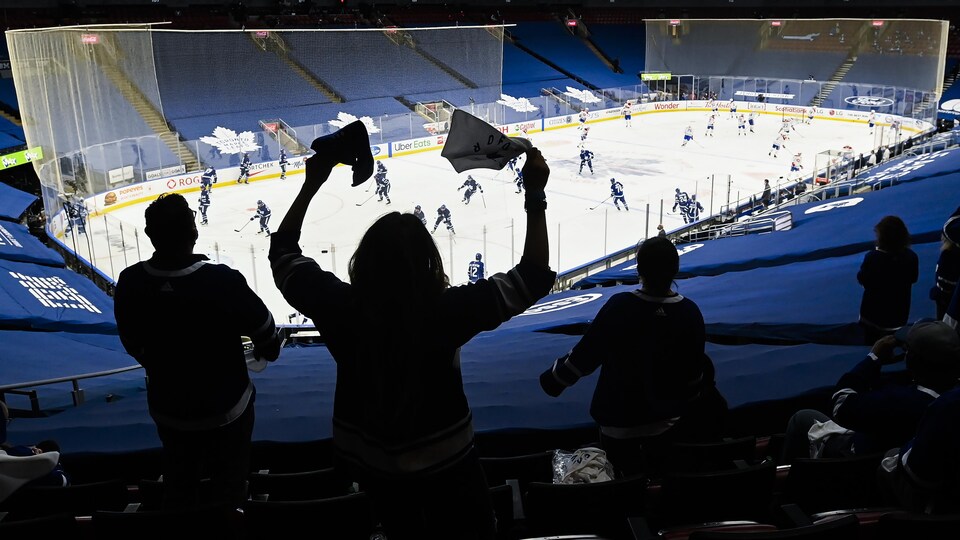 Des partisans encouragent les Maple Leafs lors d'une période d'échauffement à l'aréna Banque Scotia de Toronto.